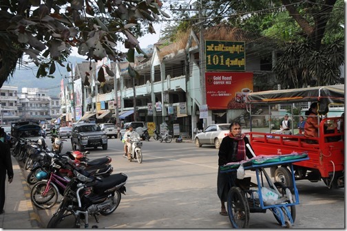Street scene in Tachileik, Burma (တာချီလိတ်မြို့, ပြည်ထောင်စု သမ္မတ မြန်မာနိုင်ငံတော်)