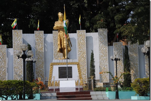 Statute of the Burmese King Bayinnaung (ဘုရင့်နောင် ကျော်ထင်နော်ရထာ) in Tachileik, Burma (Myanmar): This statue was bombed earlier in May 2013